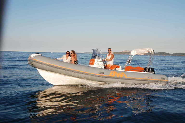 Bateau avec permis – Vésuviana 8m – Demi-Journée – 16 personnes